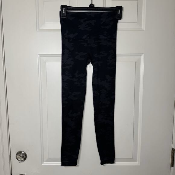 SPANX Pants - SPANX Look at Me Now Seamless Leggings Cropped Black Camo Size Small